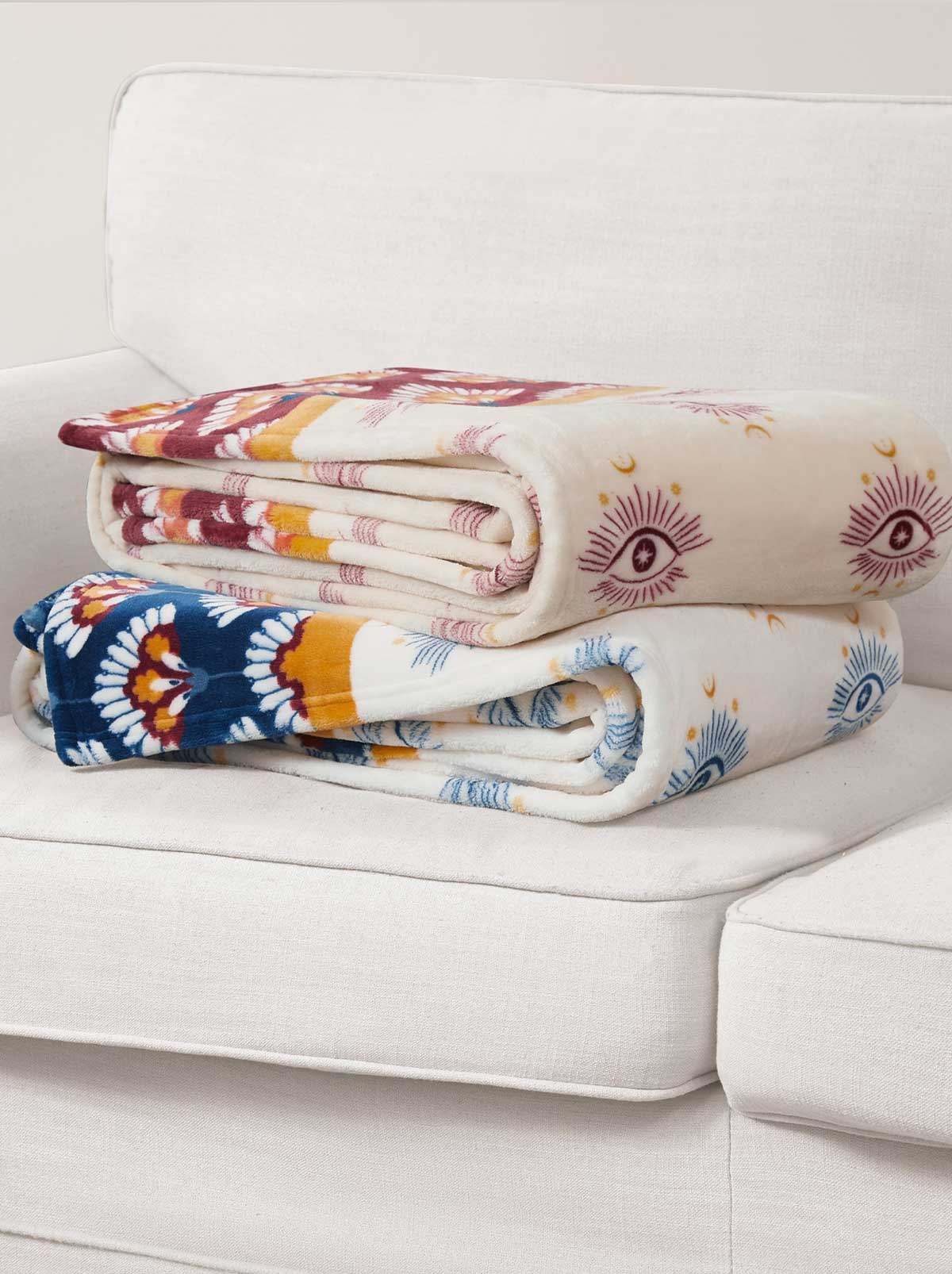 Celeste Plush Throw Plush in White & Navy - Jessica Simpson Home